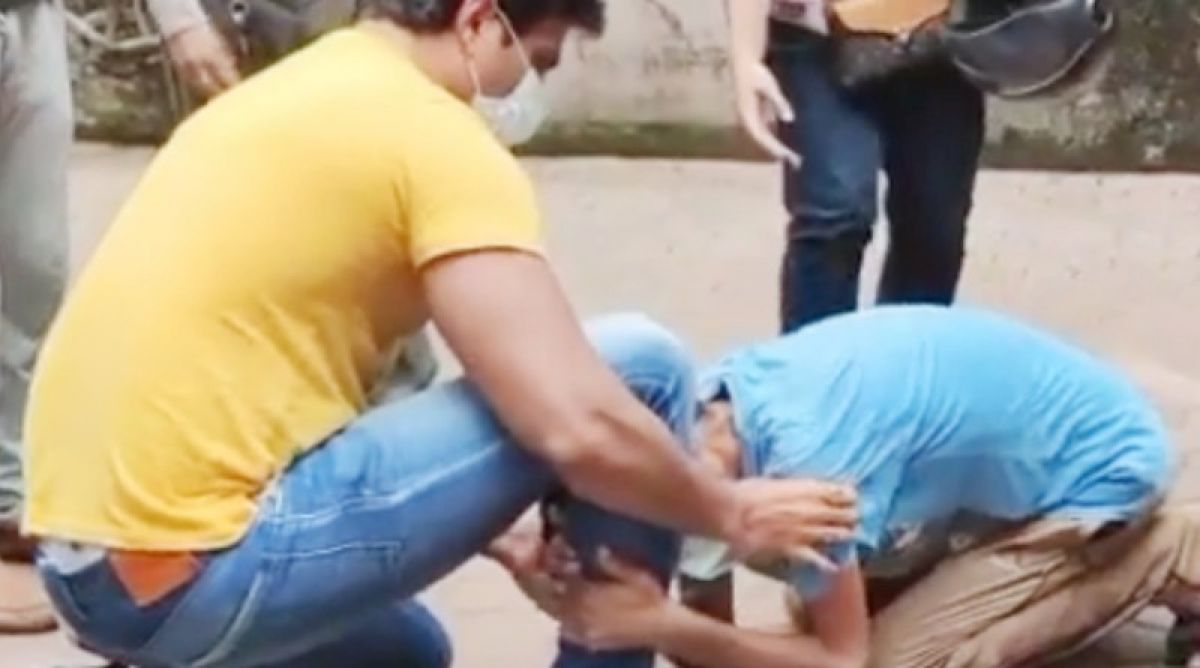 कैंसर से पीड़ित फैन के लिए घुटने पर आए एक्टर सोनू सूद कैंसर से पीड़ित फैन के लिए घुटने पर आए एक्टर सोनू सूद