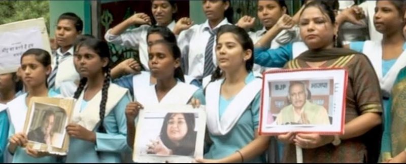 UP में यौन शोषण के खिलाफ #MeToo मूवमेंट के समर्थन में सड़कों पर उतरीं छात्राएं