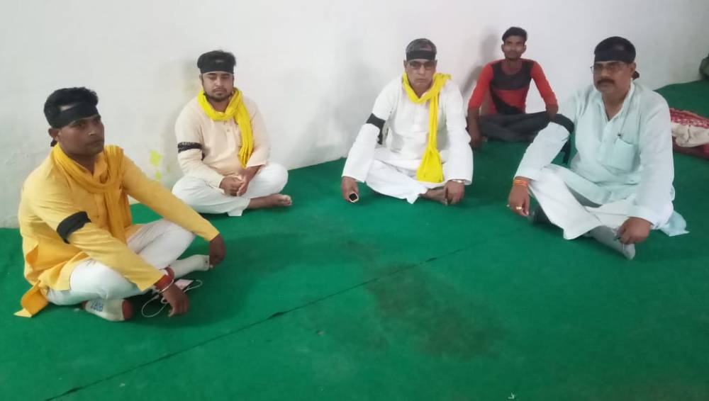 मजदूरों की दयनीय दशा को लेकर भागीदारी संकल्प मोर्चा व सुहेलदेव भारतीय समाज पार्टी के कार्यकर्ताओं ने काली पट्टी बांधकर रोष जताया मजदूरों की दयनीय दशा को लेकर भागीदारी संकल्प मोर्चा व सुहेलदेव भारतीय समाज पार्टी के कार्यकर्ताओं ने काली पट्टी बांधकर रोष जताया