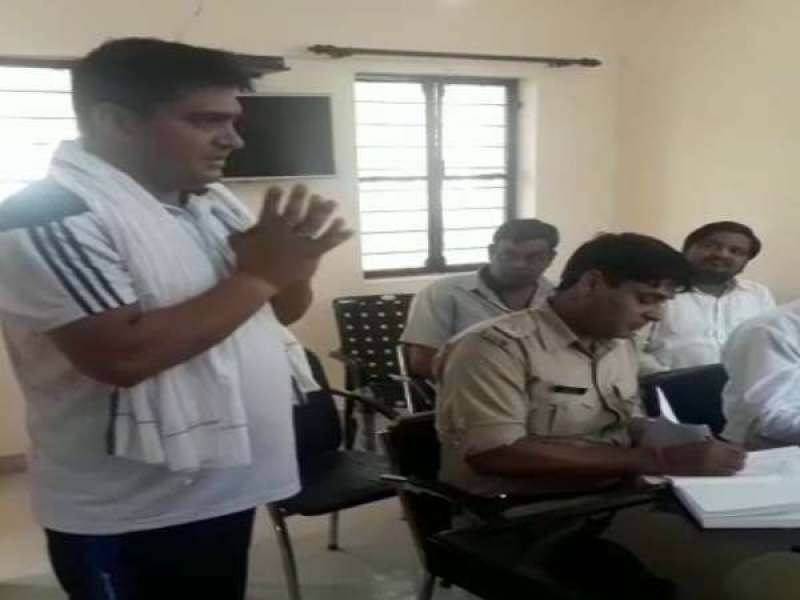 एसएसपी अजयपाल शर्मा के ताबड़तोड़ एनकाउंटर के डर से 50 हजार के ईनामी शेरू भाटी ने किया सेरेंडर एसएसपी अजयपाल शर्मा के ताबड़तोड़ एनकाउंटर के डर से 50 हजार के ईनामी शेरू भाटी ने किया सेरेंडर