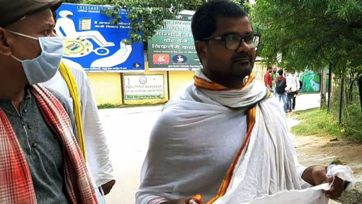अनोखे अंदाज में झोली फैलाकर पर्चा दाखिल करने पहुंचे प्लूरल्स पार्टी के उम्मीदवार अनोखे अंदाज में झोली फैलाकर पर्चा दाखिल करने पहुंचे प्लूरल्स पार्टी के उम्मीदवार