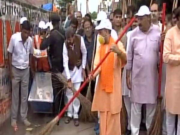 दिल्ली में बैठा युवराज सफाई का महत्व क्या समझेगा : योगी आदित्यनाथ दिल्ली में बैठा युवराज सफाई का महत्व क्या समझेगा : योगी आदित्यनाथ