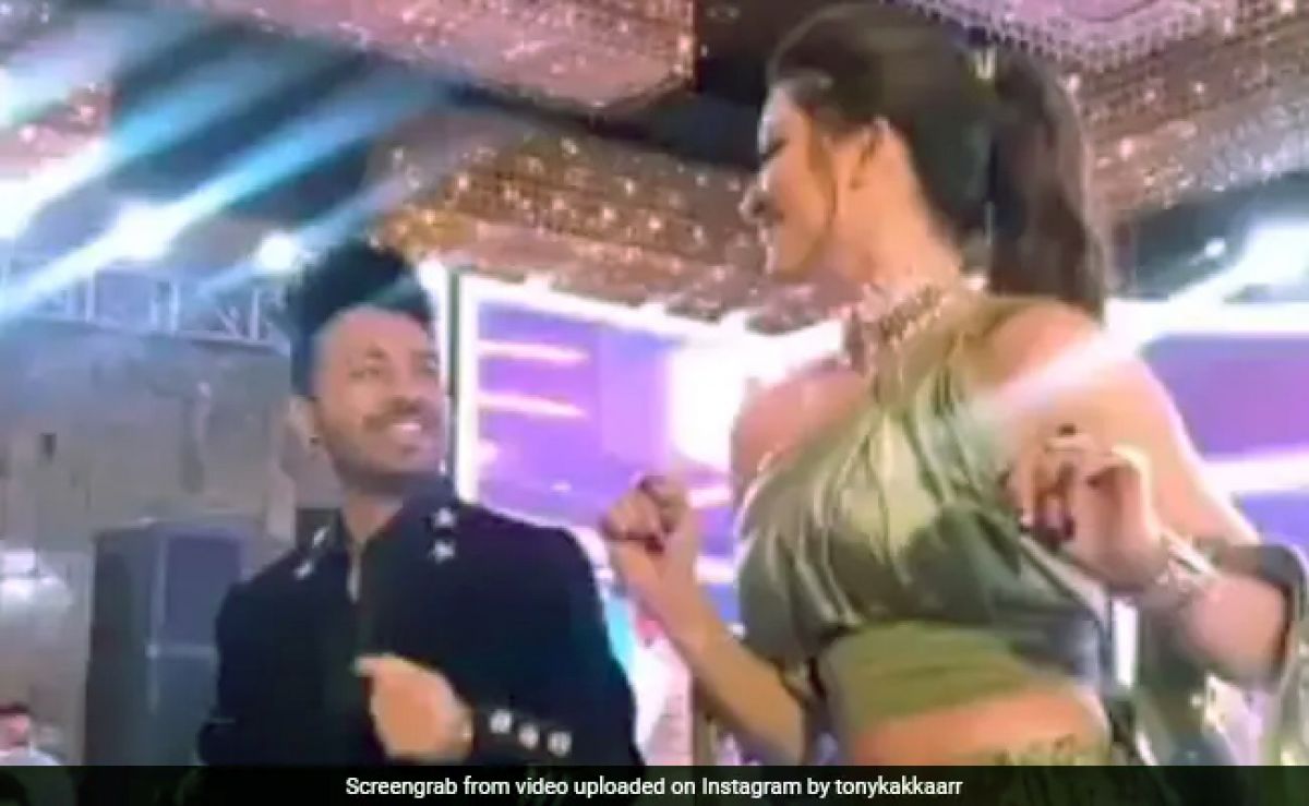 नेहा कक्कड़ की शादी में जमकर थिरकीं उर्वशी रौतेला, भाई टोनी ने शेयर किया Video नेहा कक्कड़ की शादी में जमकर थिरकीं उर्वशी रौतेला, भाई टोनी ने शेयर किया Video