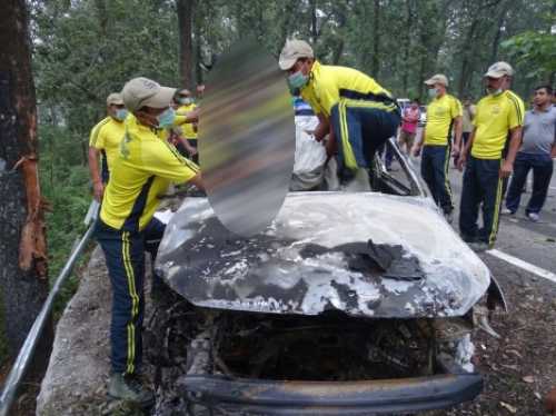 खाई में गिरी पेड़ से टकराई कार, ‌जिंदा जले कार सवार