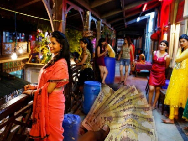 वेश्याओं ने 500 और 1000 के नोट लेने का दिया खुला ऑफर वेश्याओं ने 500 और 1000 के नोट लेने का दिया खुला ऑफर