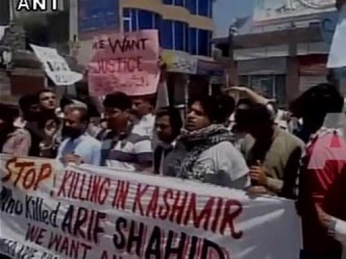 पाक सेना के खिलाफ सड़कों पर उतरे लोग पाक सेना के खिलाफ सड़कों पर उतरे लोग