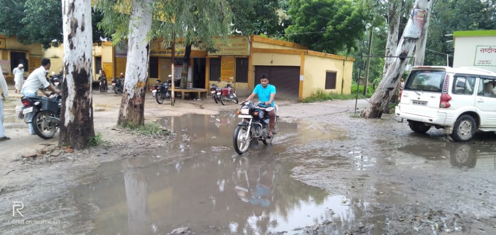 ब्लॉक मुख्यालय पर जलभराव व कचरा बना परेशानी का सबब, कुम्भकर्णी की नींद में सो रहे जिम्मेदार