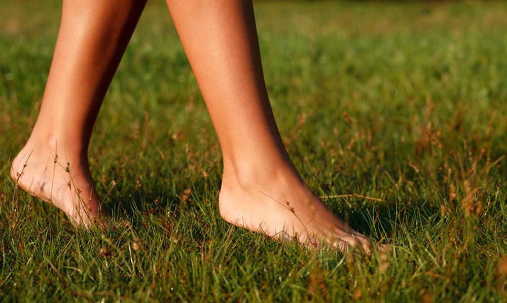 जानें नवरात्र‍ि में नंगे पैर चलने के फायदे , नुकसान और कुछ सावधानियां