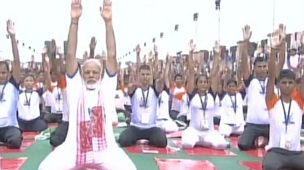 मंच के बजाय लोगों के बीच पीएम मोदी ने किया योग मंच के बजाय लोगों के बीच पीएम मोदी ने किया योग