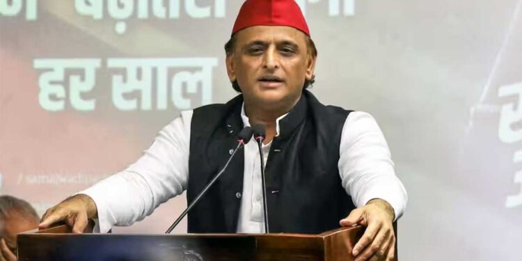 Akhilesh Yadav: सपा सरकार बनी तो महिलाओं को मिलेंगे ₹40 हजार, जातीय जनगणना और महाराजा खंगार की प्रतिमा पर भी बड़ा वादा