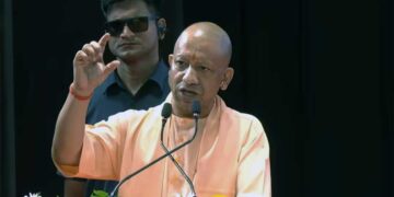 UP में चीनी की कमी नहीं! CM योगी का बड़ा दावा- सात महीने का Stock है तैयार, महंगी चीनी बेचने पर 1076 के करें शिकायत