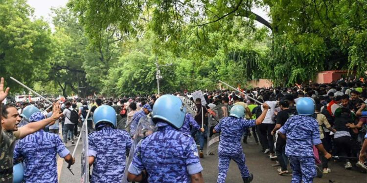 Parliament Committee में हंगामा! Pellet Gun और Jantar Mantar लाठीचार्ज पर चर्चा की मांग, चेयरमैन ने कहा- सिर्फ Agenda पर बात होगी