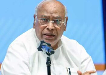 ‘केस करना है तो गांधी-नेहरू-पटेल पर करो’, Vande Mataram विवाद में खरगे का BJP पर बड़ा हमला