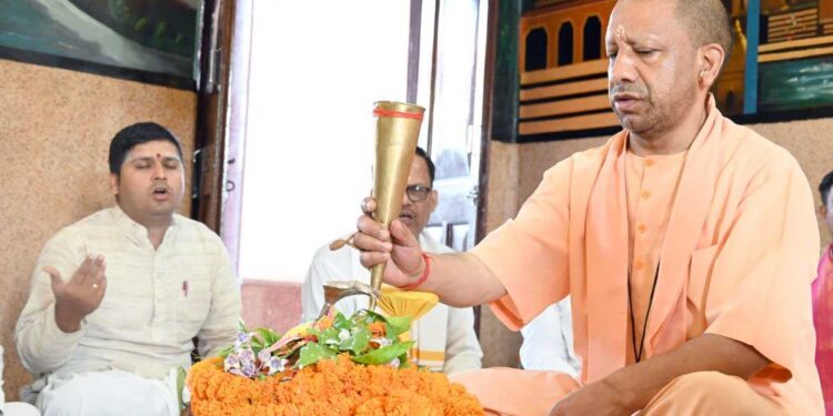 सावन शिवरात्रि पर CM योगी का खास अनुष्ठान, मानसरोवर मंदिर में किया रुद्राभिषेक; मांगा प्रदेशवासियों का कल्याण