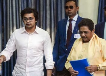 Mayawati का बड़ा फैसला! Akash Anand से छीने सभी पद, SP ने कसा तंज- ‘बच्चा अभी मैच्योर नहीं हुआ’