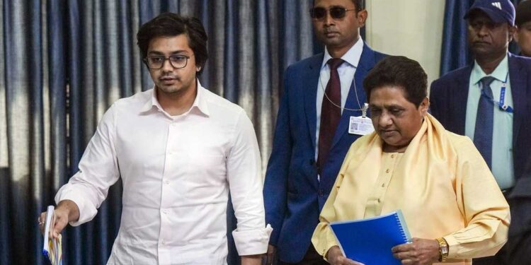 Mayawati का बड़ा फैसला! Akash Anand से छीने सभी पद, SP ने कसा तंज- ‘बच्चा अभी मैच्योर नहीं हुआ’