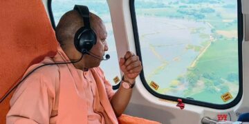 Chitrakoot Flood का कहर, CM योगी ने किया Aerial Survey; रामघाट पहुंचकर पीड़ितों से जाना हाल