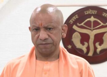 SIR विवाद पर CM Yogi का विपक्ष पर हमला, कांग्रेस से कहा- गैरजिम्मेदाराना हरकतों को कंट्रोल करे
