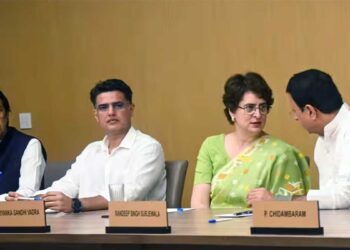 Priyanka Gandhi ने CEC ज्ञानेश कुमार के इस्तीफे पर उठाया बड़ा सवाल, CWC बैठक में राहुल गांधी ने भी खोला मोर्चा