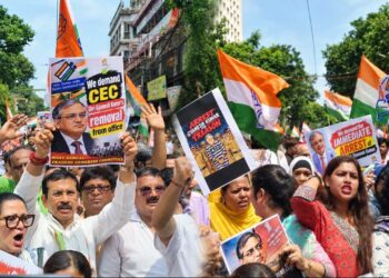 Lucknow में Gyanesh Kumar के खिलाफ सपा का प्रदर्शन, पुतले पर पोती कालिख; 2027 Election को लेकर उठे सवाल