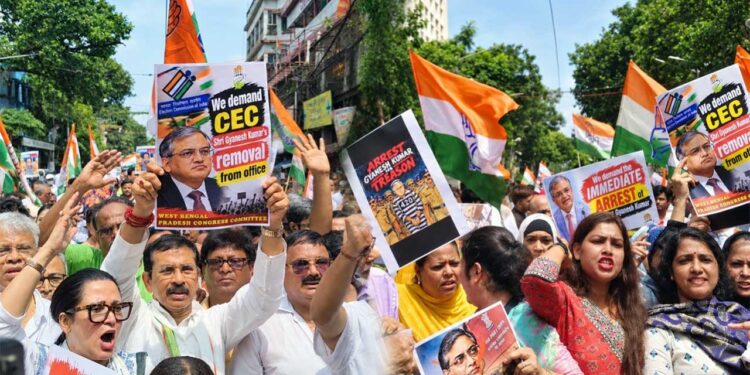 Lucknow में Gyanesh Kumar के खिलाफ सपा का प्रदर्शन, पुतले पर पोती कालिख; 2027 Election को लेकर उठे सवाल