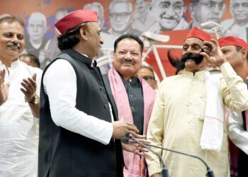 Mustache Chacha: अखिलेश यादव के साथ दिखे लंबी मूंछों वाले ‘चाचा’ कौन? मंच पर सपा चीफ ने दिलवाया मूंछों पर ताव
