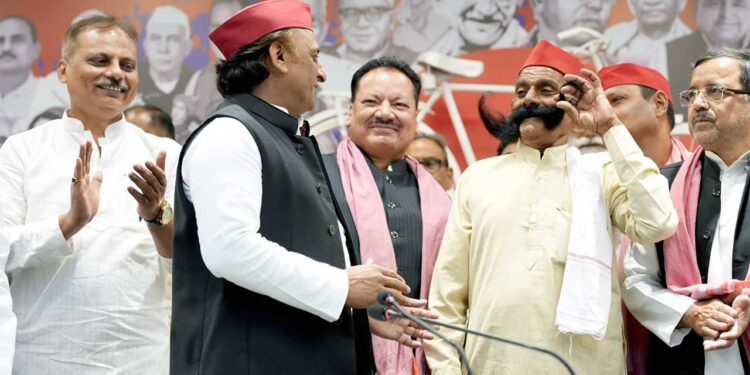 Mustache Chacha: अखिलेश यादव के साथ दिखे लंबी मूंछों वाले ‘चाचा’ कौन? मंच पर सपा चीफ ने दिलवाया मूंछों पर ताव