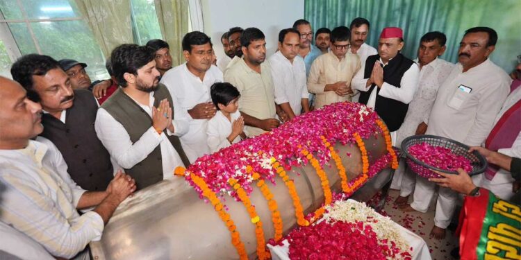 रामगोविंद चौधरी के निधन से सपा में शोक, अखिलेश यादव ने दी श्रद्धांजलि, बोले- ‘एक युग का अंत’