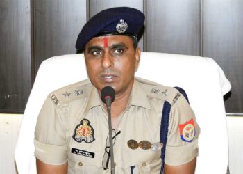 Azamgarh Murder: अनाथ हुईं दोनों बच्चियों की जिम्मेदारी पुलिस ने उठाई, SSP ने दिया एक माह का वेतन