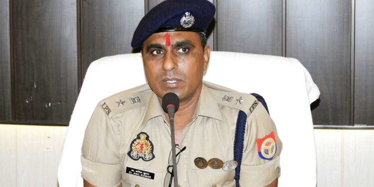 Azamgarh Murder: अनाथ हुईं दोनों बच्चियों की जिम्मेदारी पुलिस ने उठाई, SSP ने दिया एक माह का वेतन