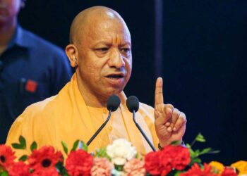 UP के 4.60 लाख छात्रों के खाते में पहुंची ₹148 करोड़ की Scholarship, CM योगी ने मंच पर 11 विद्यार्थियों को दिए प्रमाणपत्र