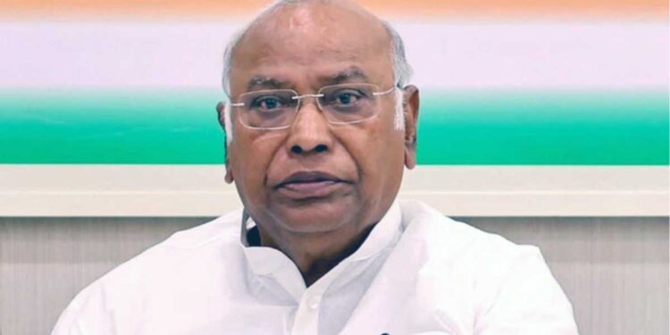 खरगे के Lunch में जुटेंगे INDIA गठबंधन के सांसद, CEC ज्ञानेश कुमार से मुलाकात के लिए साइन करेंगे पत्र; कल पुलिस ने रोका था रास्ता