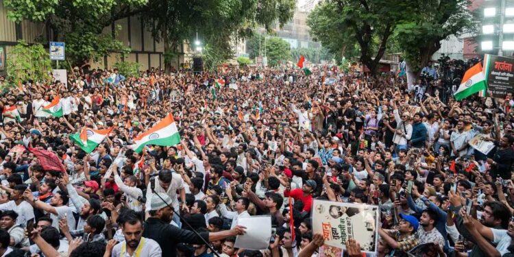 Mumbai में ठाकरे ब्रदर्स का बड़ा मार्च, CEC Gyanesh Kumar के इस्तीफे की मांग से गरमाया सियासी माहौल