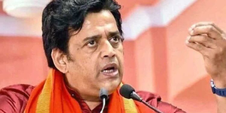 Ravi Kishan का बड़ा हमला, CM योगी के सामने मंच से बोले- ध्रुव को समर्थन करें