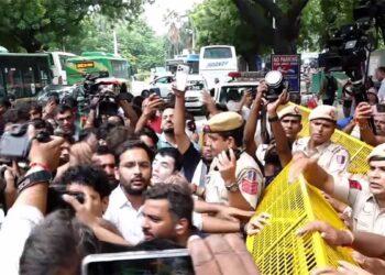 Delhi Protest में महिला पत्रकार का बड़ा आरोप, ACP Vivek Bhagat पर Sexual Harassment और धक्का-मुक्की का दावा