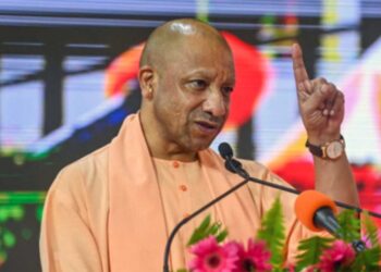 CM Yogi का बड़ा दावा: 2017 के बाद यूपी ने भरी ऐसी उड़ान, मोबाइल से माइक्रोचिप और AI तक पहुंचा प्रदेश