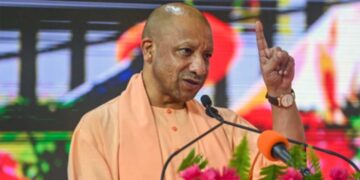 CM Yogi का बड़ा दावा: 2017 के बाद यूपी ने भरी ऐसी उड़ान, मोबाइल से माइक्रोचिप और AI तक पहुंचा प्रदेश